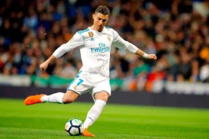 Kỹ Thuật Đá Bóng Bằng Mu Bàn Chân: Bí Quyết Của Các Vận Động Viên Chuyên Nghiệp