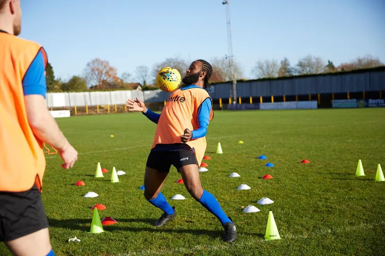 Kỹ Thuật Kiểm Soát Bóng Bằng Ngực Và Đùi Trong Bóng Đá