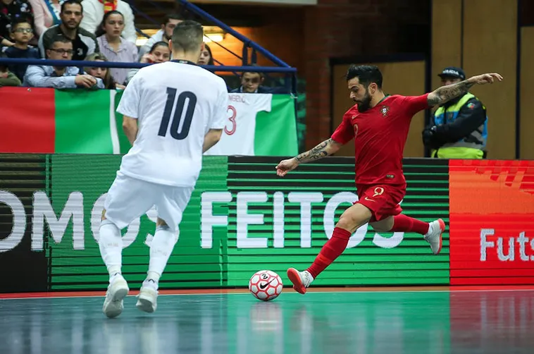 Bí Quyết Sút Bóng Mạnh Trong Futsal: Hướng Dẫn Từ Cơ Bản Đến Nâng Cao