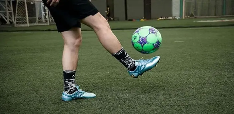  Tìm hiểu kỹ thuật tâng bóng từ cơ bản đến nâng cao với Nhandinhkeonhacai.de. Cải thiện kỹ năng bóng đá của bạn với các hướng dẫn chi tiết và mẹo từ các chuyên gia.